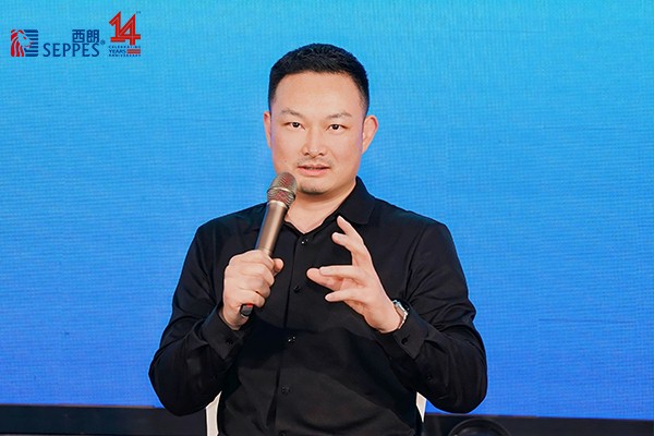 上图为:西朗门业董事长杨元嘉在论坛发言 上图为:西朗门业董事长杨元嘉在论坛发言