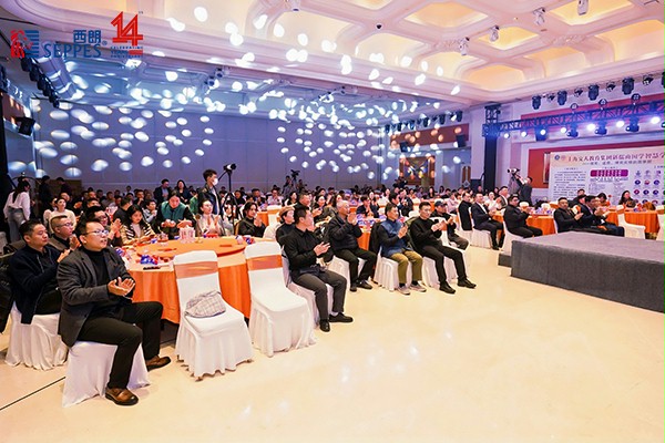 上图为:峰会现场 上图为:峰会现场